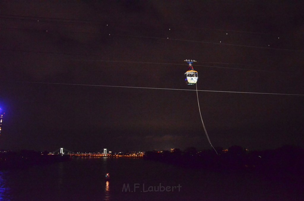 Einsatz BF Hoehenretter Koelner Seilbahn Hoehe Zoobruecke P2363.JPG